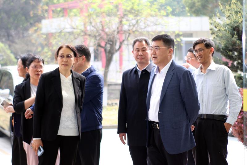 【镇江市政协党组副书记、副主席吴彤到快盈平台药业开展“加强新污染物治理”主题调研】的配图